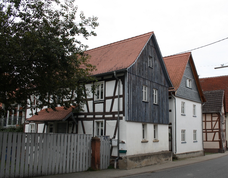Kleines Fachwerkhaus mit wunderschöner Scheune